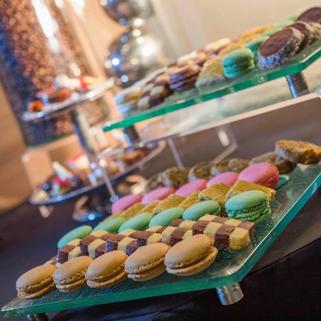 Presidente Intercontinental Mexico City By Ihg Exterior photo A selection of petits fours