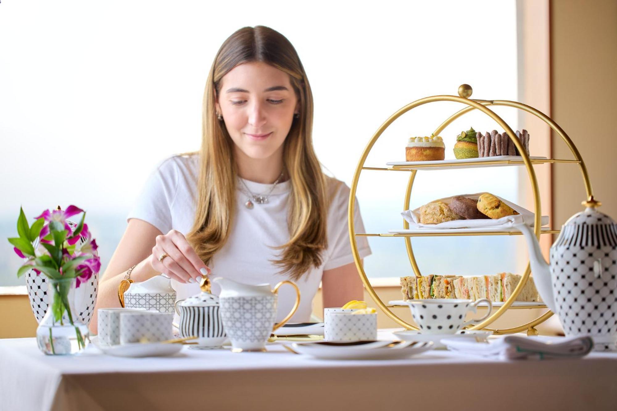 Presidente Intercontinental Mexico City By Ihg Exterior photo A woman preparing tea